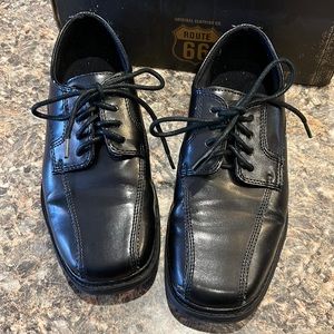 🌺 Boys tie dress shoes in original box. Size 3.